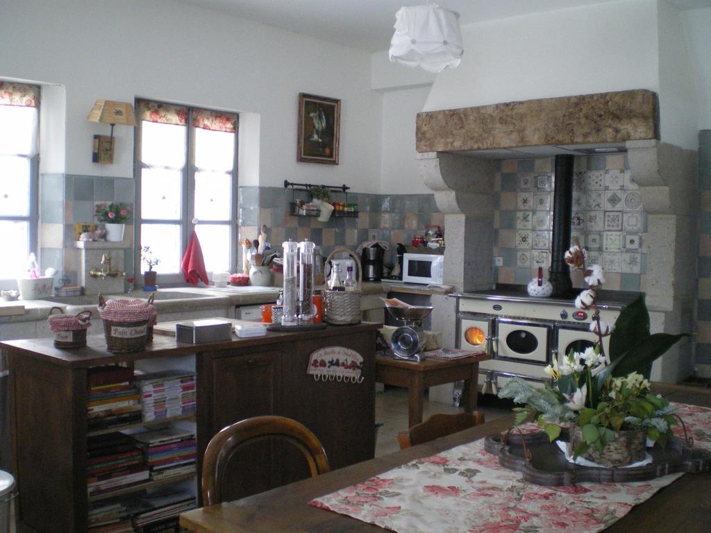 Au Bon Gre D'Hugoline Bed and Breakfast Blanzac  Buitenkant foto
